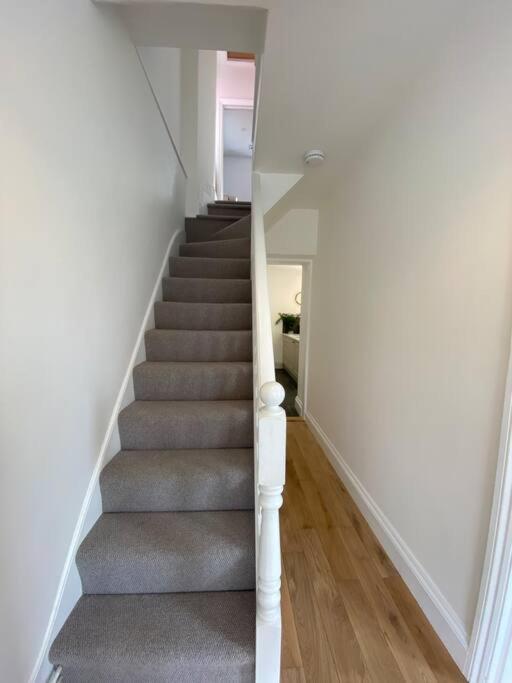 Апартаменты Beautiful 2 Bed End Terrace Victorian Town House Редрут Экстерьер фото